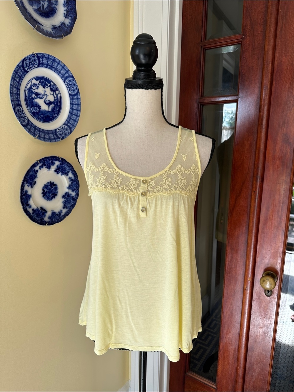 E2M | Pastel Butter Yellow Lace Yoke Henley Tank Top, Size L